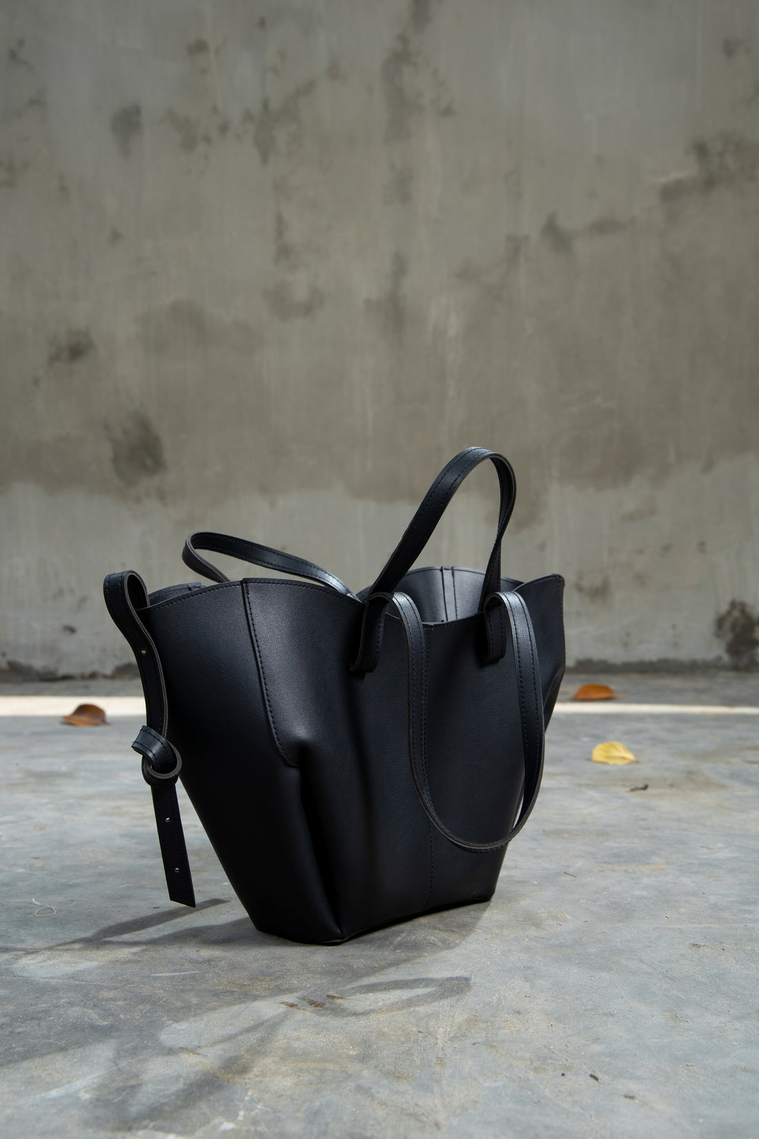 Beryl Tote Bag Black ( ship in 10 days)