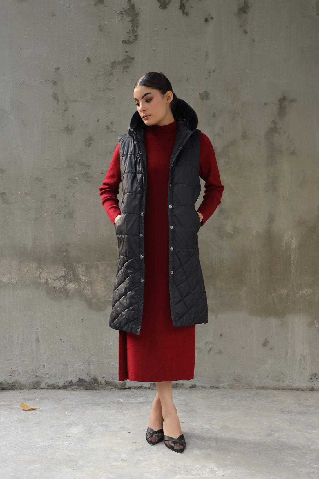 Hannel  Long Sleeveless Jacket with Fur hoodie Black