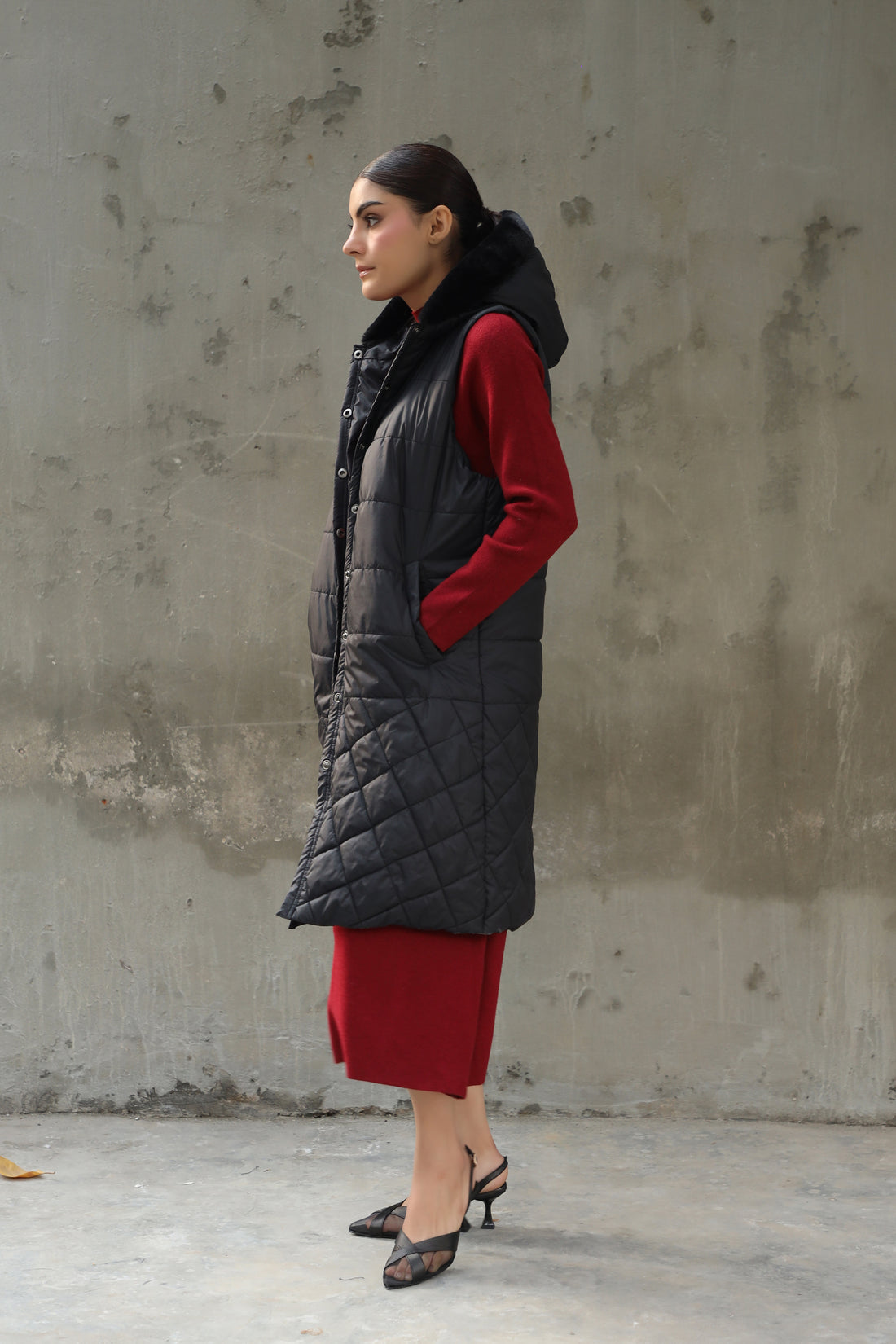 Hannel  Long Sleeveless Jacket with Fur hoodie Black