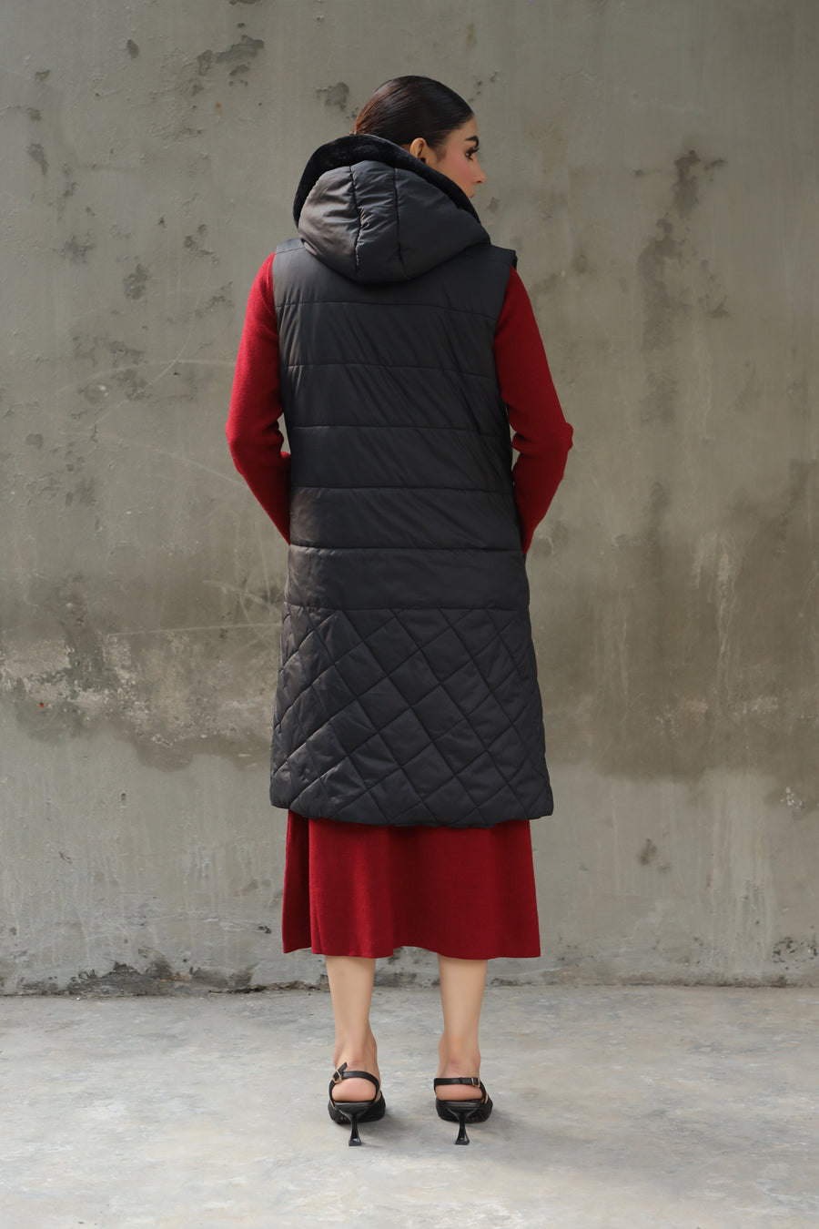 Hannel  Long Sleeveless Jacket with Fur hoodie Black