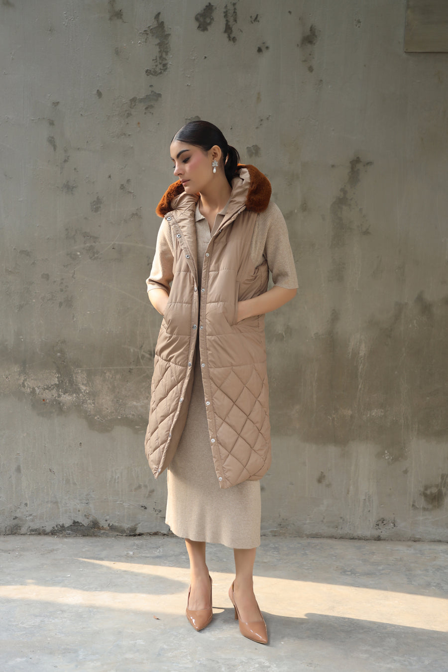 Hannah Neo Long Sleeveless Jacket with Fur hoodie Sand