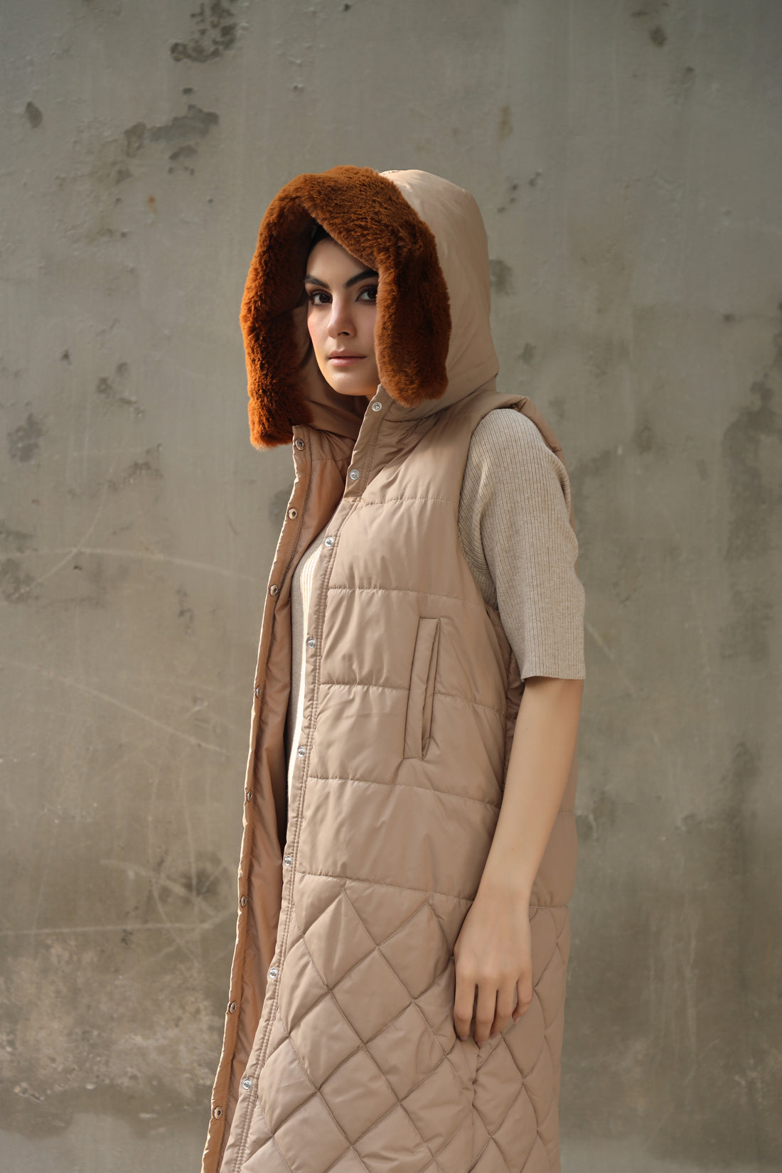Hannah Neo Long Sleeveless Jacket with Fur hoodie Sand