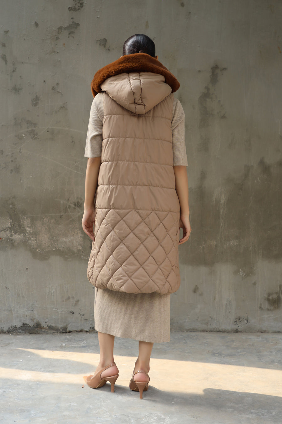Hannah Neo Long Sleeveless Jacket with Fur hoodie Sand