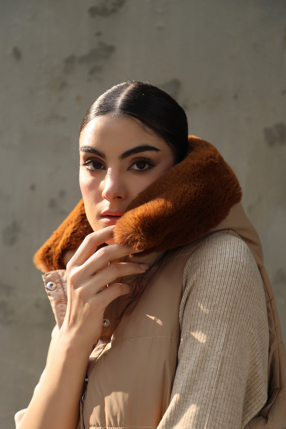 Hannah Neo Long Sleeveless Jacket with Fur hoodie Sand