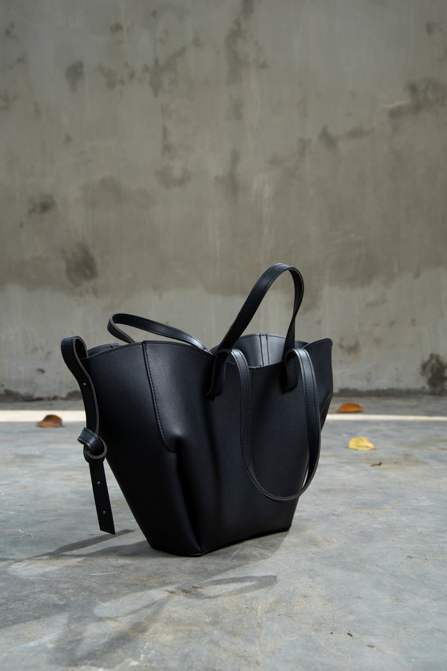 Beryl Tote Bag Black ( ship in 10 days)