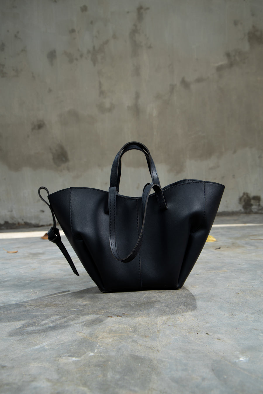 Beryl Tote Bag Black ( ship in 10 days)