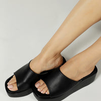 Daphne Wedge Black